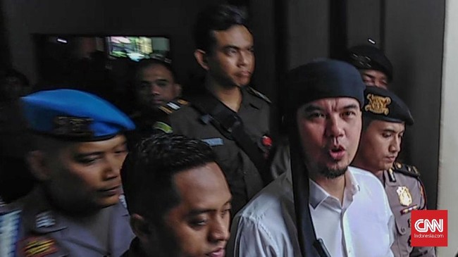 Ahmad Dhani berteriak 'Prabowo menang' saat keluar dari ruang sidang kasus ujaran idiot. Dia juga meminta BPN membentuk Forum Rakyat.
