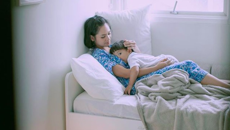 Saat tidur, Andien menutup mulutnya dengan plester karena alasan kesehatan. Lantas apa kata dokter?