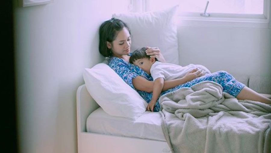 Kata Ahli soal Mulut Diplester Saat Tidur Seperti Kebiasaan Andien