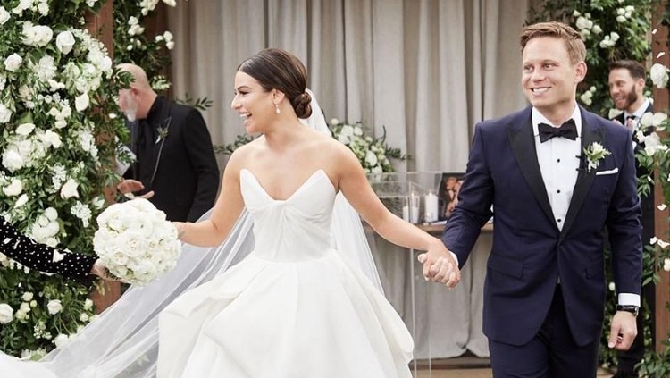 Pelajaran soal Move On dari Cerita Pernikahan Lea Michele Lea Michele resmi menikah dengan Zandy Reich. Dari kisah Michele, ada pelajaran tentang move on yang bisa kita ambil, Bun