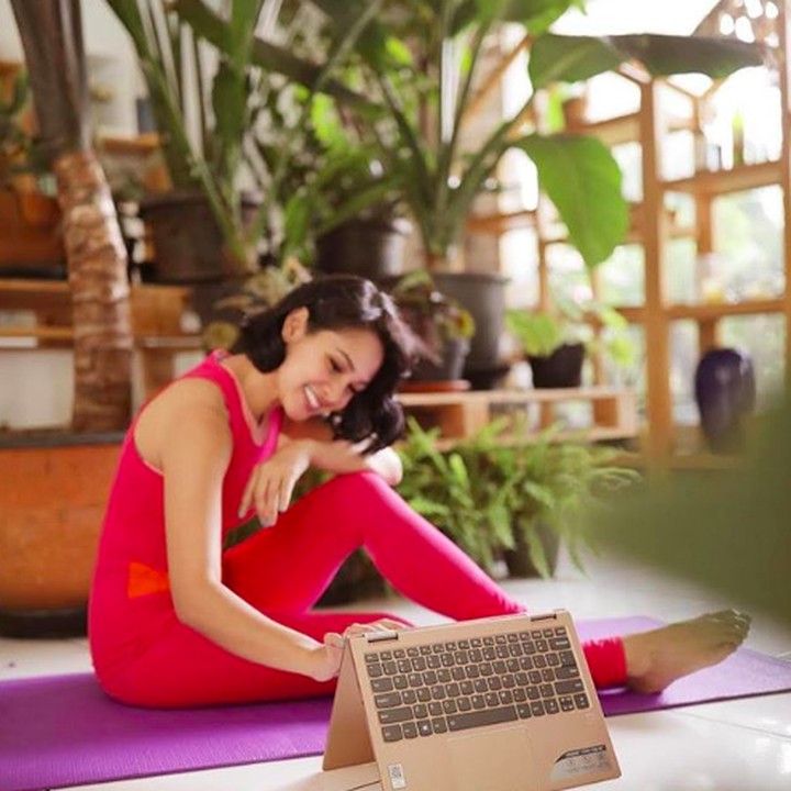 <p>Meletakkan tanaman di dalam rumah membuat rumah Andien terlihat lebih segar dan tidak membuat ruangan terlihat monoton. (Foto: Instagram @andienaisyah)</p>