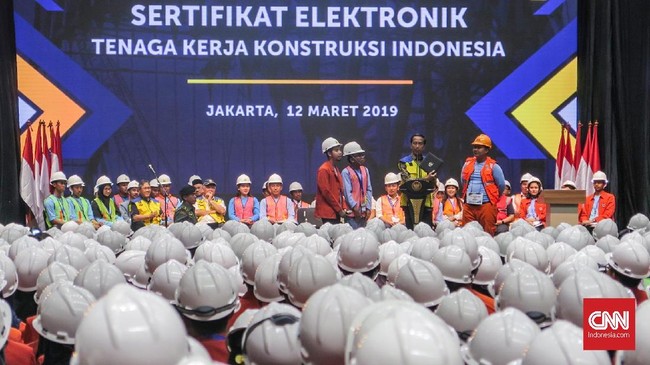 Sambil bercanda, Jokowi menggoda seorang alumnus Itenas agar meminta pekerjaan kepada Menteri PUPR Basuki Hadimuljono.