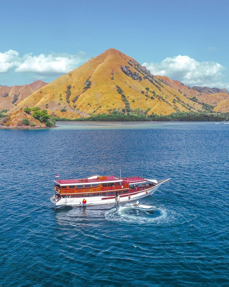 Labuan Bajo di Nusa Tenggara Timur merupakan lokasi berikutnya yang menjadi favorit untuk berlibur. Banyak artis Indonesia yang berkunjung kesini untuk menikmati pesona laut biru serta berfoto dari atas hamparan luas bukit.