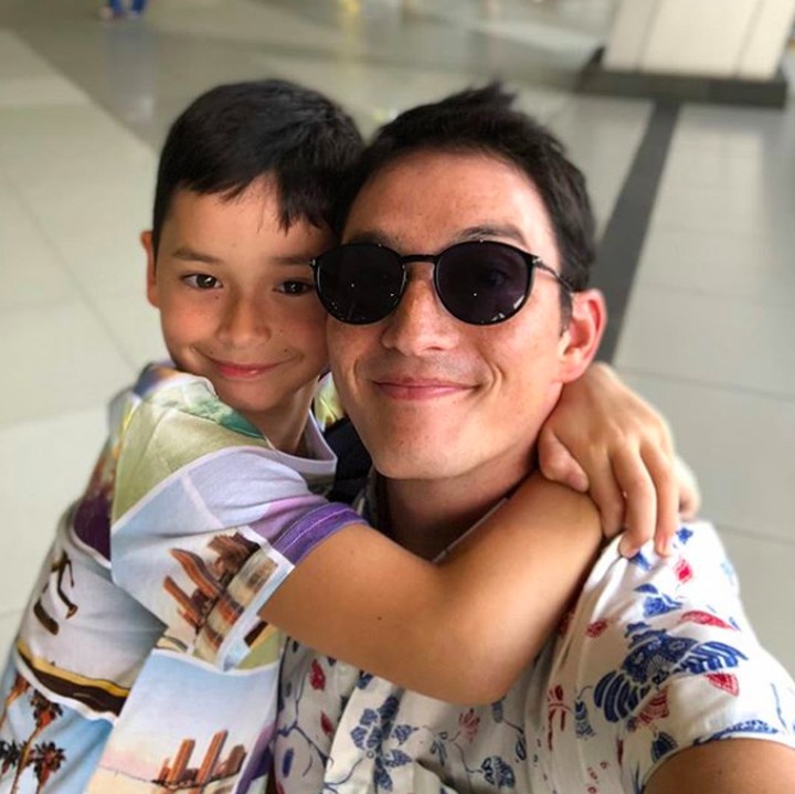 <p>Weekend sengaja dihabiskan Mike Lewis bersama Kenzou. Hemm, wajah Kenzou peluk Papa Mike gemesin banget nih, ada yang mau jadiin mantu? He-he-he. (Foto: Instagram: @mike_lewis)</p>