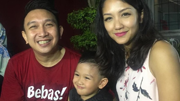 Augie Fantinus akhirnya bebas dari penjara. Sang istri, Adriana sudah pasti bahagia bukan main.