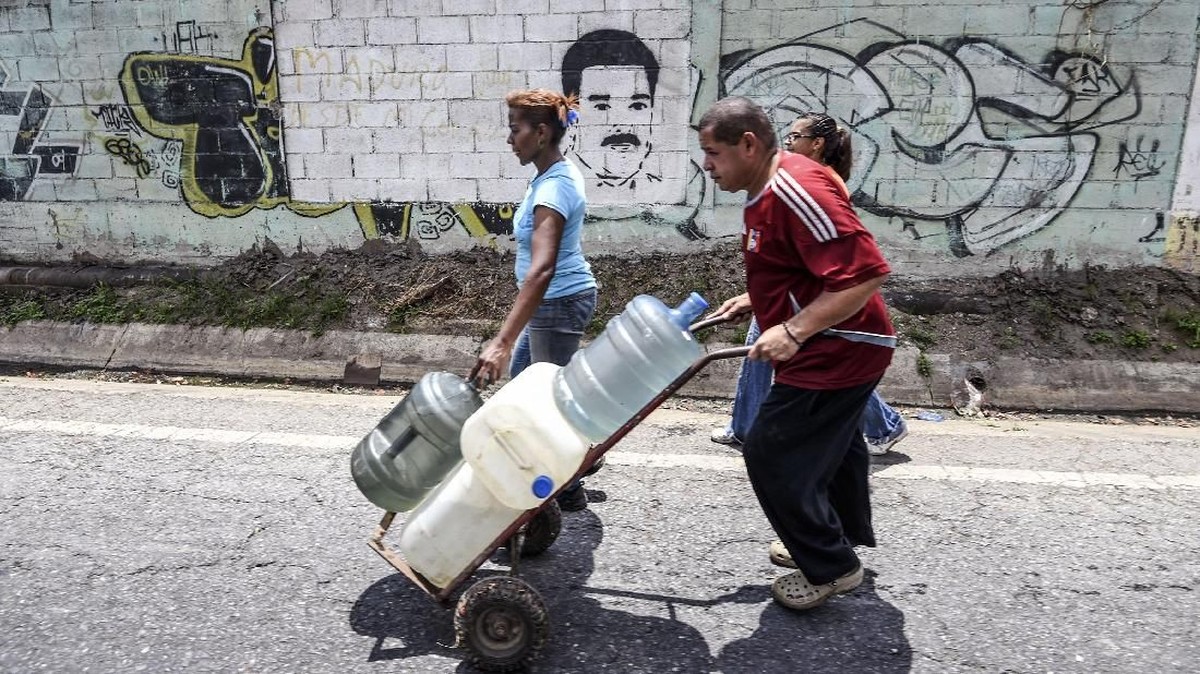 FOTO: Berebut Air di Venezuela