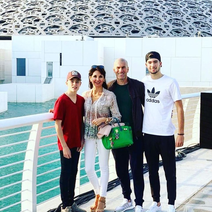 <p>Akhir tahun lalu, pria yang kini melatih klub Real Madrid itu membawa istri dan kedua anaknya berkunjung ke Abu Dhabi. (Foto: Instagram @zidane)</p>
