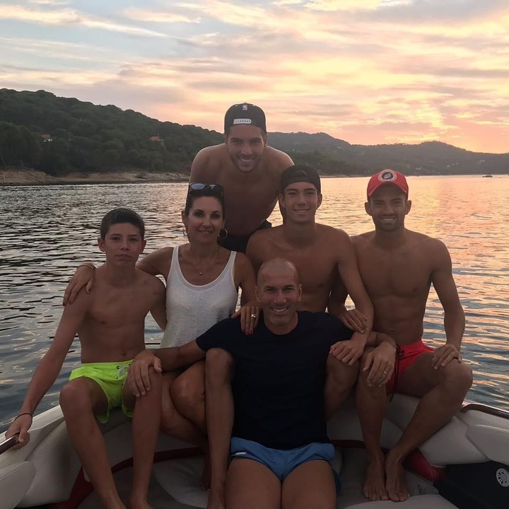 <p>Liburan bareng lagi nih. Senyum dulu sebelum basah-basahan ah! He-he-he. (Foto: Instagram @zidane)</p>