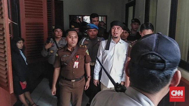 Dhani menegaskan konsernya tidak dibatalkan, hanya saja waktu pelaksanaannya yang diundur hingga tiga pekan ke depan.