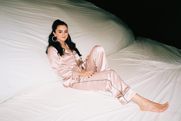 Selena Gomez baru saja berulang tahun ke-27 pada Senin (22/7) lalu. Meski tak lagi remaja, sosok Selena Gomez ternyata tetap memesona.