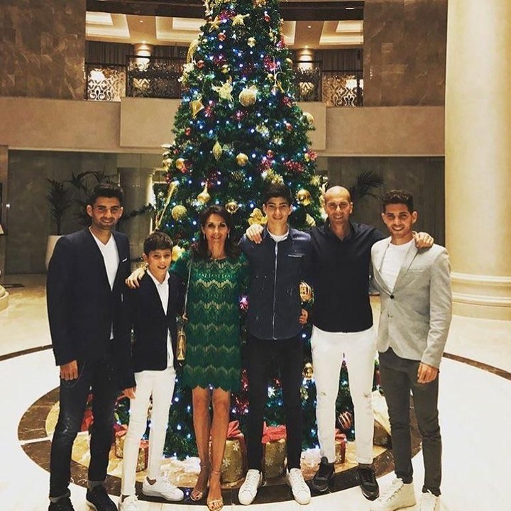 <p>Enggak boleh ketinggalan nih mengabadikan momen Natal bersama. (Foto: Instagram @enzo)</p>