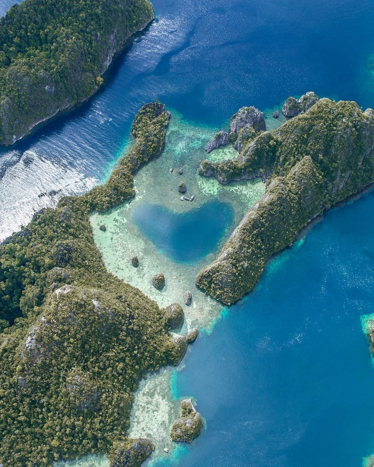 Pulau Misool merupakan salah satu dari empat pulau besar di Raja Ampat yang memiliki 75 persen jenis ikan dan karang yang ada di dunia. Lokasi karang yang berbentuk menyerupai hati menjadi lokasi favorit yang dikunjungi banyak artis Indonesia.