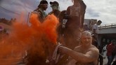 FOTO: Pesta Tepung di Yunani Dalam Senin Abu, peserta datang untuk saling melempar tepung kepada pengunjung lainnya.
