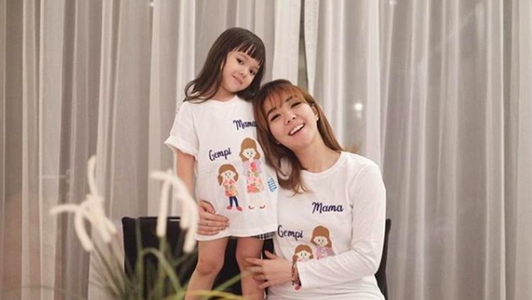 Gisel gerah dituding pencitraan belaka, saat pasang foto bersama Gempita. Simak curhatan Mama Gisel selengkapnya di sini.