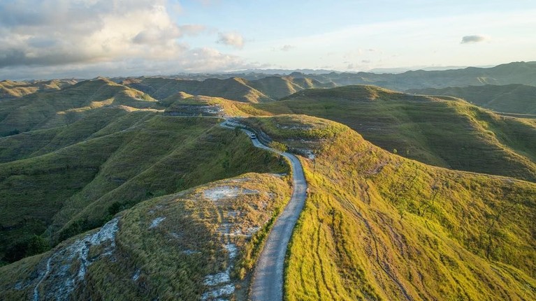 Bukit Wairinding yang berada Nusa Tenggara Timur juga menjadi lokasi favorit yang sering dikunjungi artis Indonesia. Hamparan luas padang rumput di atas perbukitan menjadi tempat foto yang indah.