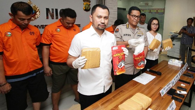 Pelawak Tri Retno Prayudati (Nunung) dan suaminya, July Jan Sambiran, disebut sudah memesan narkotika jenis sabu sebanyak 10 kali dalam tiga bulan.