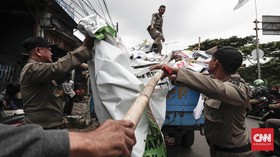 Tenda Tunangan Warga Petojo Dibongkar saat PSBB Transisi