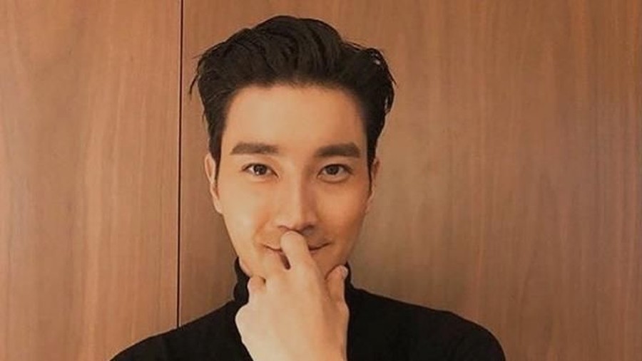 Siwon ditantang mengulek bumbu Rujak saat acara Fanmeet di Jakarta