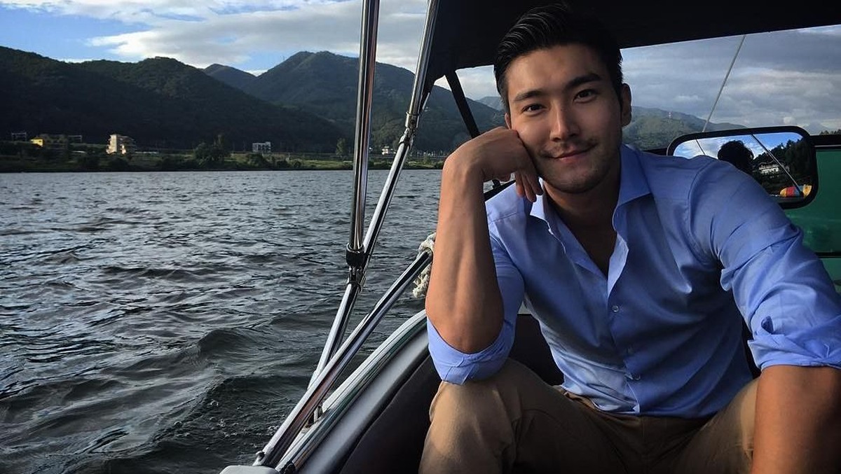 Tampan&comma; jago akting&comma; dan punya suara merdu&comma; siapa sih yang nggak kepincut dengan pesona Choi Siwon&quest; Berikut enam gaya kece dari personel Super Junior itu&period;