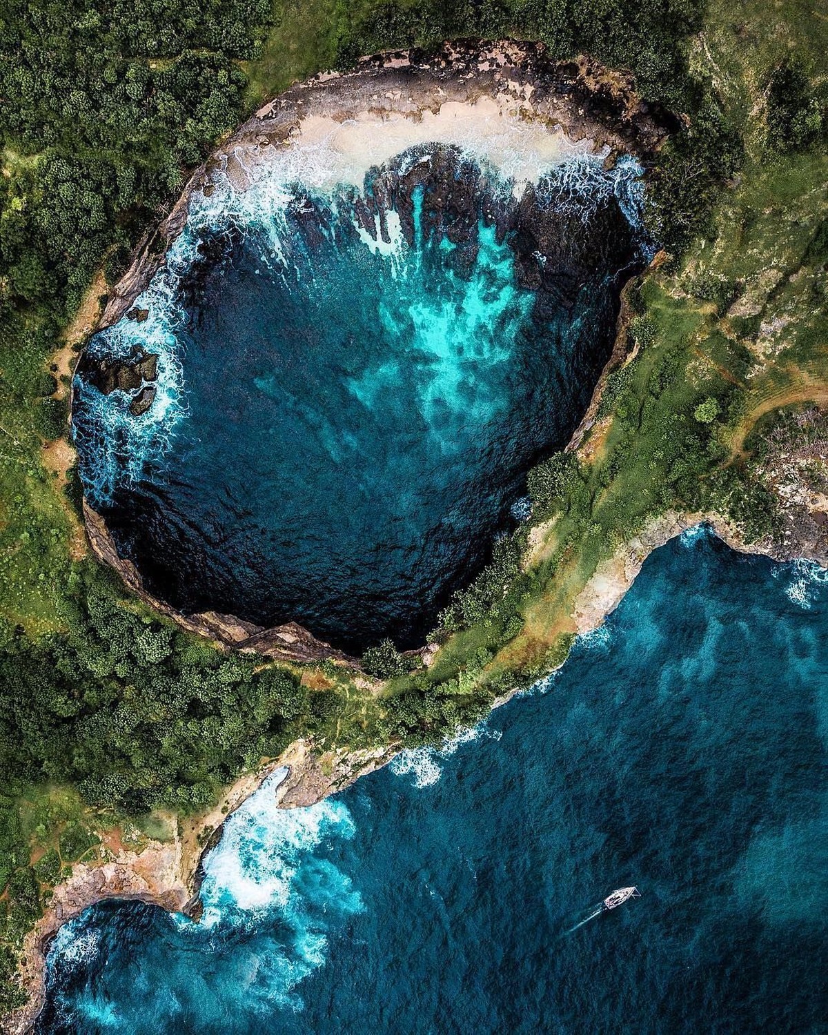 Indonesia memiliki banyak destinasi wisata dengan pemandangan indah&period; Berikut ini daftar lokasi yang paling sering dikunjungi artis Indonesia versi Insertlive&excl;