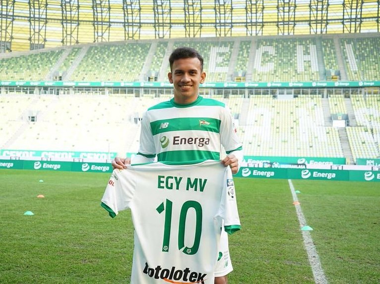 Deretan Pesepak Bola Aktif Indonesia Ini Pernah Main di Eropa Pemain Indonesia telah beberapa kali bermain di klub Eropa. Sebelum Egy Maulana Vikri, telah ada beberapa pemain yang juga pernah merumput di benua biru itu.