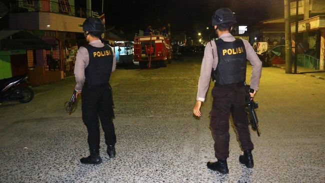Densus 88 Temukan Bom di Toko HP di Bekasi Kabid Humas Polda Metro Jaya Kombes Argo Yuwono mengungkapkan ada dua buah bom pipa besi yang ditemukan di lokasi.