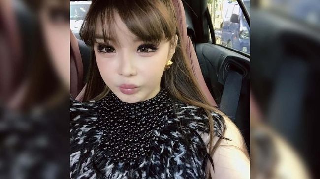 Mantan personel 2NE1 ini akhirnya kembali bernyanyi. Ia melepas single terbaru dengan video musik bertajuk 'Spring' yang manis dan dramatis.
