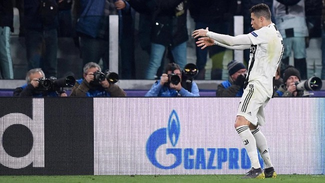 Bintang Juventus Cristiano Ronaldo mendapat sanksi denda dari UEFA lantaran melakukan selebrasi kontroversial saat mengalahkan Atletico Madrid 3-0.