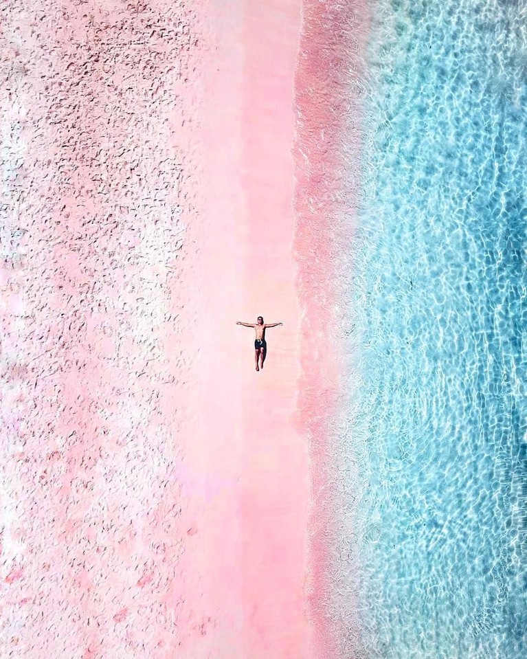 Pantai Pink yang berada di Pulau Lombok menjadi lokasi yang dikunjungi banyak artis Indonesia. Pantainya yang berwarna pink dengan laut biru yang jernih tentu menjadi fenomena yang unik dari alam nusantara.