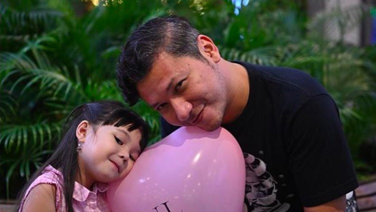 Gading Marten curhat nih enggak siap kalau putri tercintanya, Gempi punya ayah tiri. Wah, simak cerita selengkapnya yuk, Bun!