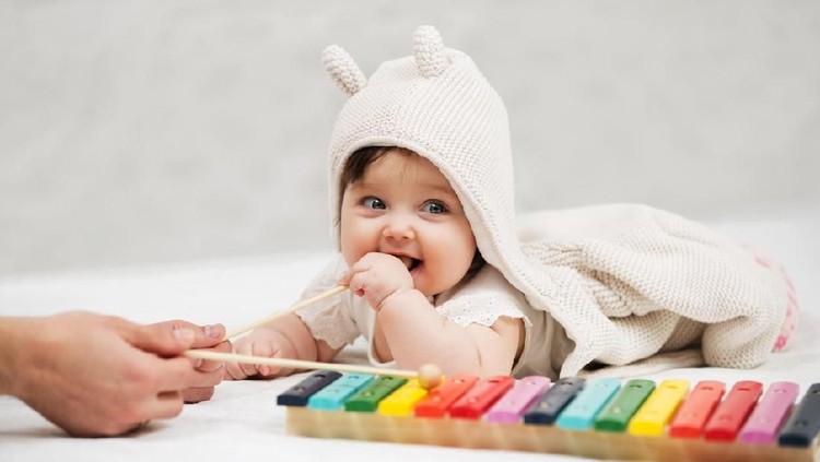 Selama dua tahun pertama, jangan hanya fokus pada pertumbuhan tinggi dan berat badan bayi, Bun. Imbangi dengan perkembangan kognigtifnya.