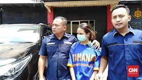 Feby Febiola Besuk Vanessa Angel di Tahanan Polda Jatim