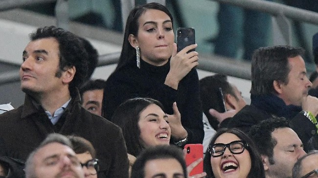 Georgina Rodriguez tak kuasa menahan air mata usai melihat pasangannya yang juga bintang Juventus Cristiano Ronaldo mencetak hattrick ke gawang Atletico Madrid.