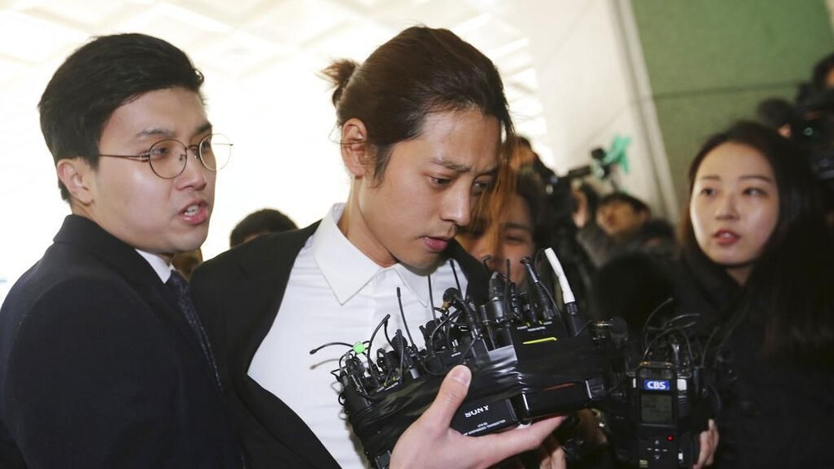 Seungri dan Jung Joon Young memenuhi panggilan kepolisian untuk menjalani pemeriksaan atas kasus yang menjerat mereka&period; Keduanya meminta maaf sambil membungkuk&period; 