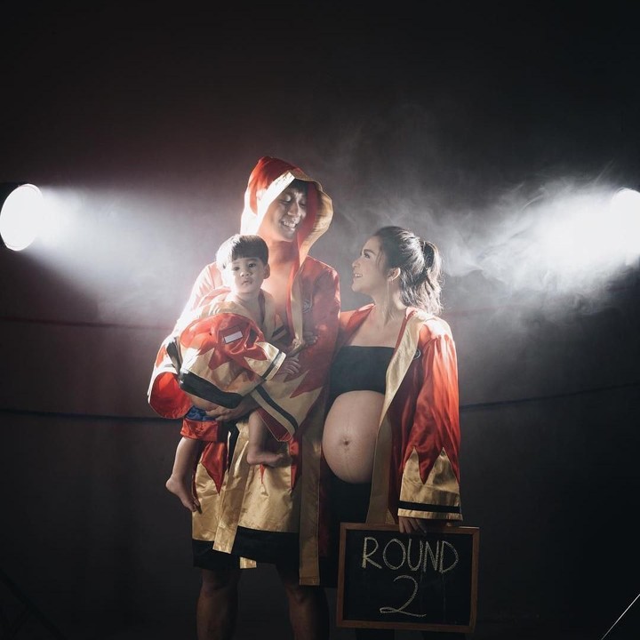 <p>Konsep <em>maternity photoshoot</em> Tian lainnya yang enggak kalah keren: olahraga tinju. Seru! (Foto: Instagram @putrititian)</p>