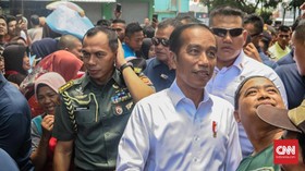 Blusukan ke Pasar Pangkalpinang, Jokowi Cek Harga dan Selfie