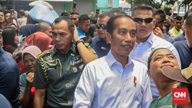 Bersama Iriana, Presiden Jokowi blusukan ke Pasar Pagi, Pangkalpinang, Kepulauan Bangka Belitung, Kamis (14/3), untuk memantau harga dan menyapa warga.
