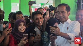 Jokowi Digoda Ibu-Ibu, dari Pujian Ganteng sampai Minta Duit