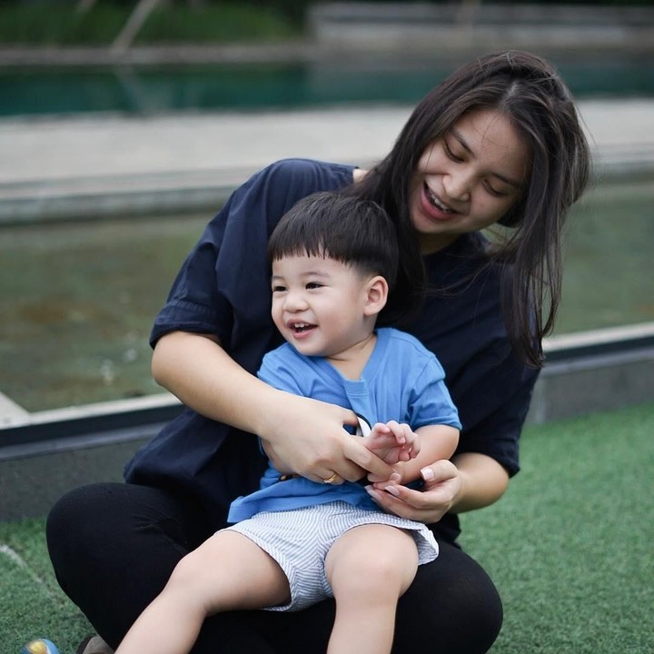 <p>Artis kelahiran 7 April 1991 itu memiliki anak pertama yang imut bernama Theodore Iori Liem atau biasa dipanggil Iori. (Foto: Instagram @putrititian)</p>