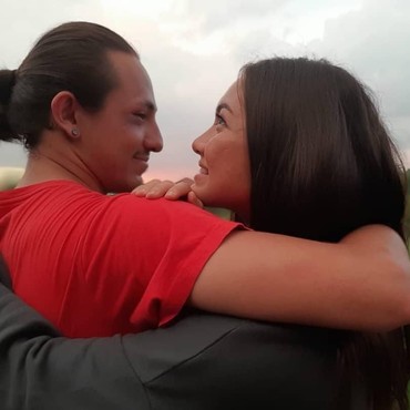 Pamer Cincin, Angela Gilsha Dilamar Dylan Carr?