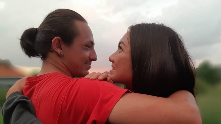 Angela Gilsha dikabarkan telah dilamar Dylan Carr usai pamer cincin di jari manis.