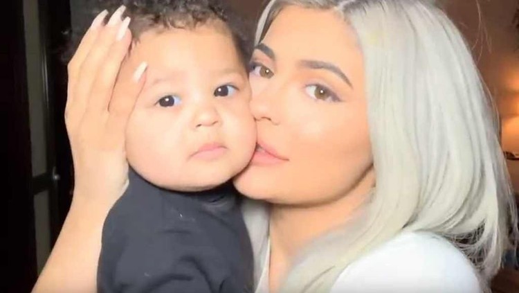 Main dengan anak rupanya jadi cara Kylie Jenner untuk rehat sejenak dari kesibukannya.
