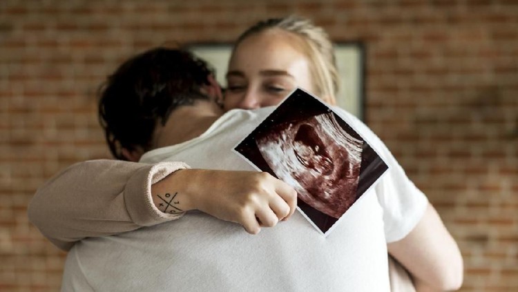 Bunda yang ingin menjalani program bayi tabung bisa mencobanya di bawah usia 30 tahun. Simak alasannya di sini, Bun!
