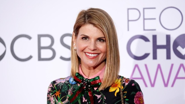 Aktris Lori Loughlin, dan suaminya Mossimo Gianulli, menjadi tersangka dugaan pencucian uang, setelah terlibat suap seleksi masuk kampus elite AS.