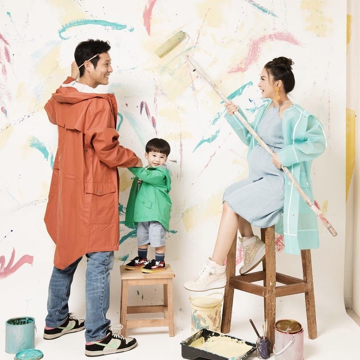 <p>Kompaknya Ayah Junior, Bunda Tian, dan Iori pose bareng untuk <em>maternity photoshoot</em>. (Foto: Instagram @putrititian)</p>