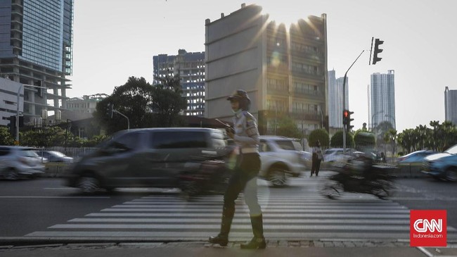 Petugas Wanita ( Gaswan) Dishub DKI Jakarta bertugas menjaga pelican cross dan area pejalan kaki disekitar kawasan jalan Jendral Udirman. Jakarta, Kamis, 14 Maret 2019.