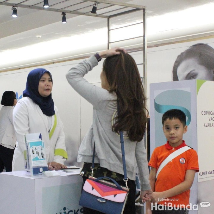 <p>Disediakan booth juga untuk bertanya soal kanker serviks dan vaksin HPV. Nah, sudahkah Bunda vaksin HPV? Jika belum, ayo segera!</p>