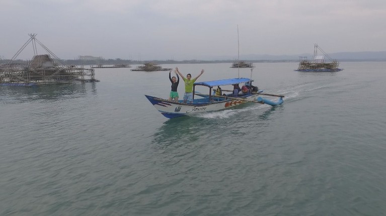Celebrity on Vacation kembali seru-seruan bersama Michelle Joan dan Aliff Alli Khan di Pangandaran, Jawa Barat. Penasaran? Cek foto mereka di sini.