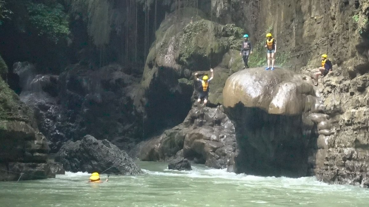 Celebrity on Vacation kembali seru-seruan bersama Michelle Joan dan Aliff Alli Khan di Pangandaran&comma; Jawa Barat&period; Penasaran&quest; Cek foto mereka di sini&period;