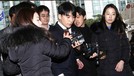 Seungri dan Jung Joon Young Membungkuk Minta Maaf Seungri dan Jung Joon Young memenuhi panggilan kepolisian untuk menjalani pemeriksaan atas kasus yang menjerat mereka. Keduanya meminta maaf sambil membungkuk.